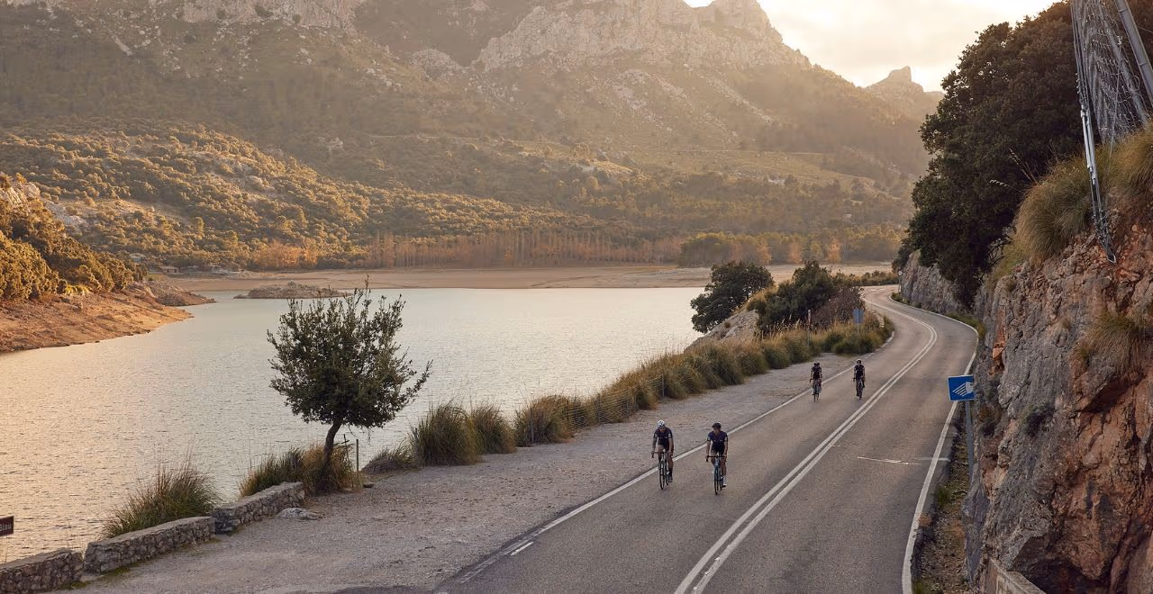 Ciclistas en ruta de montaña por la Serra de Tramuntana